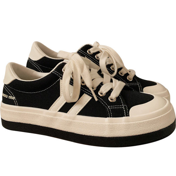 Γυναικεία αθλητικά παπούτσια με κορδόνια και επίπεδη σόλα σε μαύρο χρώμα