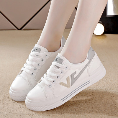 Γυναικεία sneakers απλό μοντέλο με επίπεδη σόλα και κέντημα