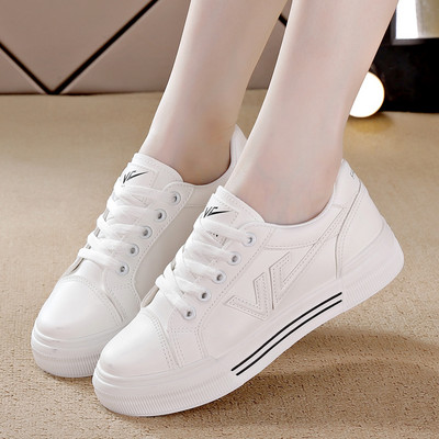 Γυναικεία sneakers απλό μοντέλο με επίπεδη σόλα και κέντημα