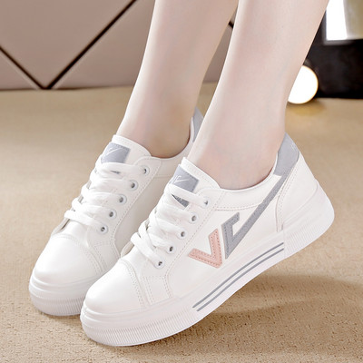 Γυναικεία sneakers απλό μοντέλο με επίπεδη σόλα και κέντημα
