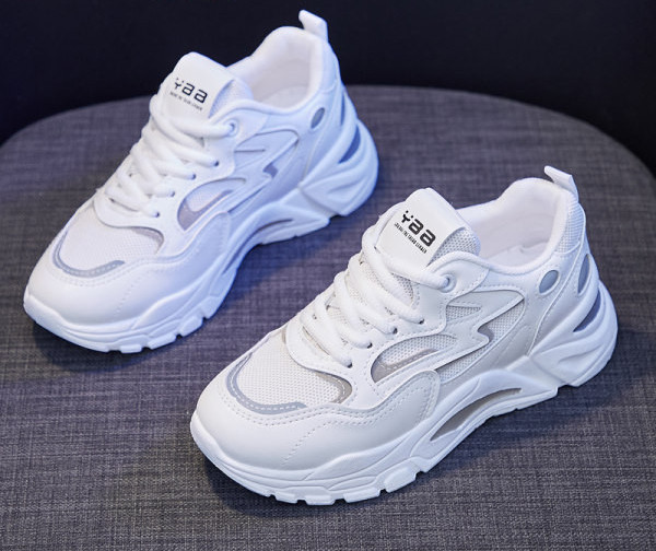 Γυναικεία μοντέρνα αθλητικά παπούτσια με κορδόνια σε λευκό χρώμα