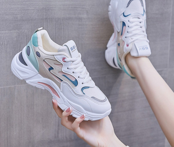 Γυναικεία μοντέρνα αθλητικά παπούτσια με κορδόνια σε λευκό χρώμα