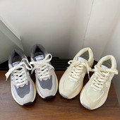 Κομψά γυναικεία αθλητικά παπούτσια με επίπεδη σόλα και στρογγυλεμένο  μοντέλο