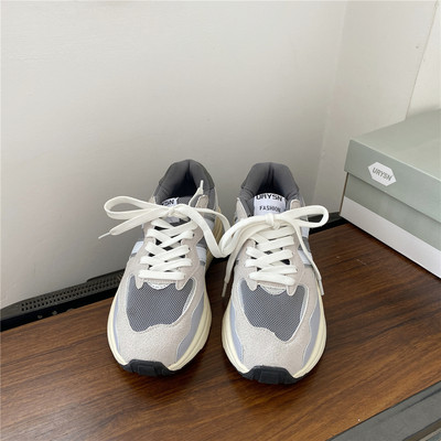 Κομψά γυναικεία αθλητικά παπούτσια με επίπεδη σόλα και στρογγυλεμένο  μοντέλο