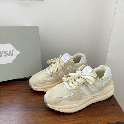 Κομψά γυναικεία αθλητικά παπούτσια με επίπεδη σόλα και στρογγυλεμένο  μοντέλο