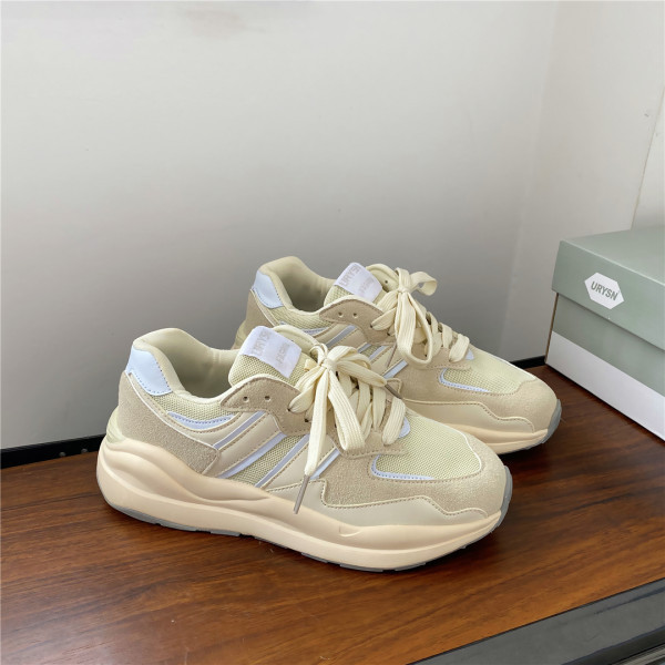 Κομψά γυναικεία αθλητικά παπούτσια με επίπεδη σόλα και στρογγυλεμένο  μοντέλο