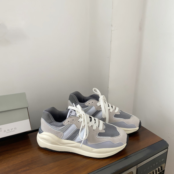 Κομψά γυναικεία αθλητικά παπούτσια με επίπεδη σόλα και στρογγυλεμένο  μοντέλο