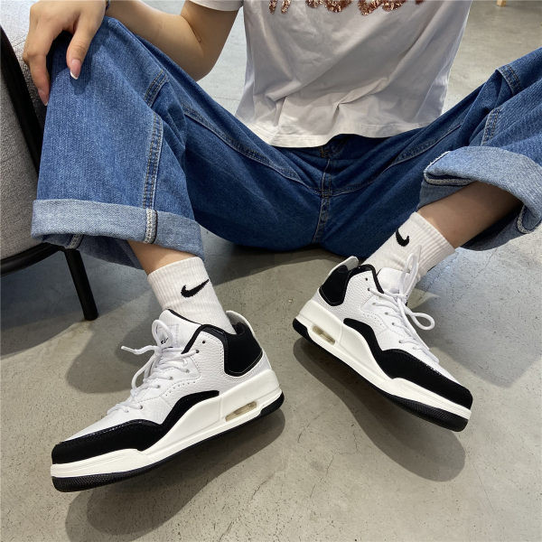 Γυναικεία αθλητικά παπούτσια με αεροθάλαμο και κορδόνια