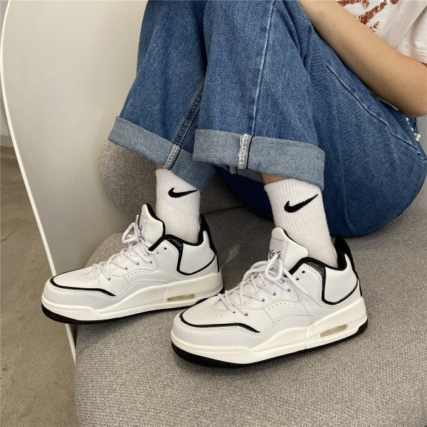 Γυναικεία αθλητικά παπούτσια με αεροθάλαμο και κορδόνια