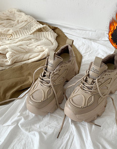 Γυναικεία αθλητικά παπούτσια σε τρία χρώματα κατάλληλα για το χειμώνα