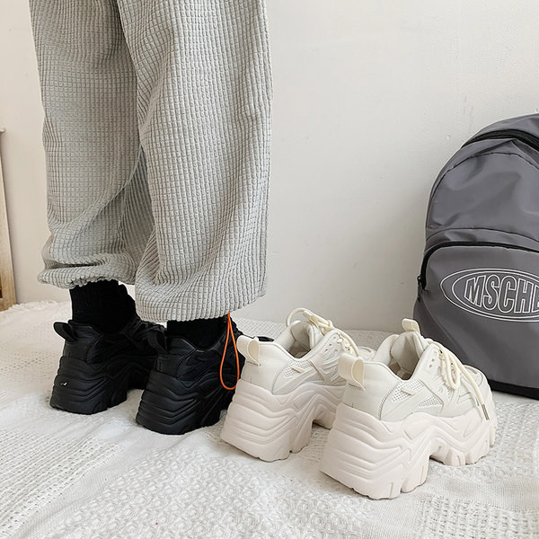 Γυναικεία αθλητικά παπούτσια σε τρία χρώματα κατάλληλα για το χειμώνα