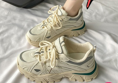 Σύγχρονα γυναικεία αθλητικά παπούτσια με τραχιά σόλα με πλέγμα