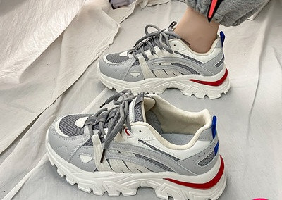 Σύγχρονα γυναικεία αθλητικά παπούτσια με τραχιά σόλα με πλέγμα