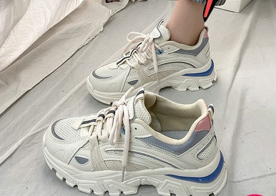 Σύγχρονα γυναικεία αθλητικά παπούτσια με τραχιά σόλα με πλέγμα