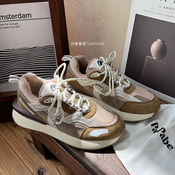 Model nou de adidași de damă cu șireturi în culorile gri și bej