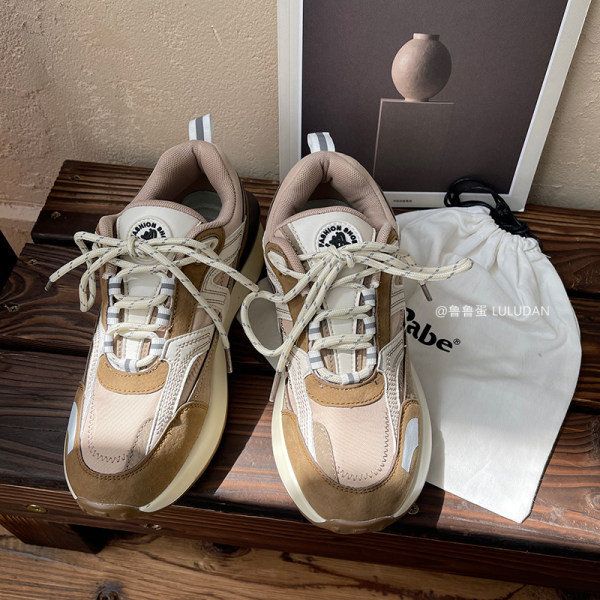 Model nou de adidași de damă cu șireturi în culorile gri și bej