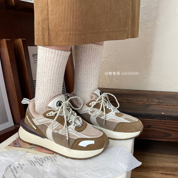 Model nou de adidași de damă cu șireturi în culorile gri și bej