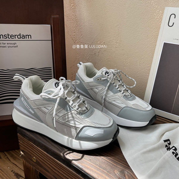 Model nou de adidași de damă cu șireturi în culorile gri și bej