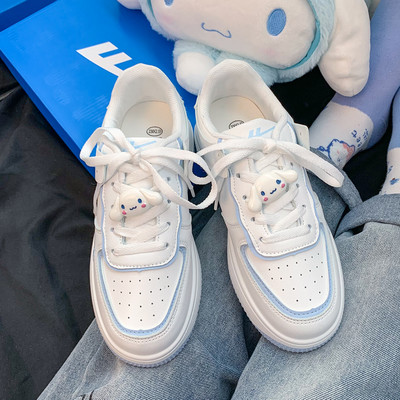 Σύγχρονα γυναικεία αθλητικά παπούτσια με κορδόνια και τρισδιάστατο στοιχείο