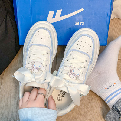 Σύγχρονα γυναικεία αθλητικά παπούτσια με κορδόνια και τρισδιάστατο στοιχείο