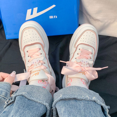 Σύγχρονα γυναικεία αθλητικά παπούτσια με κορδόνια και τρισδιάστατο στοιχείο