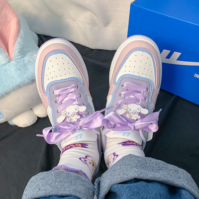 Σύγχρονα γυναικεία αθλητικά παπούτσια με κορδόνια και τρισδιάστατο στοιχείο