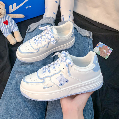 Σύγχρονα γυναικεία αθλητικά παπούτσια με κορδόνια και τρισδιάστατο στοιχείο