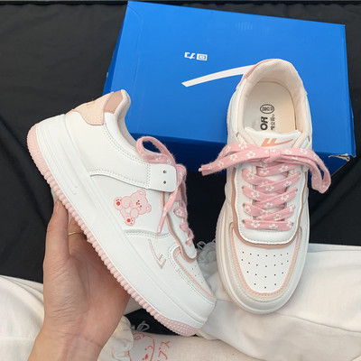 Σύγχρονα γυναικεία αθλητικά παπούτσια με κορδόνια και τρισδιάστατο στοιχείο