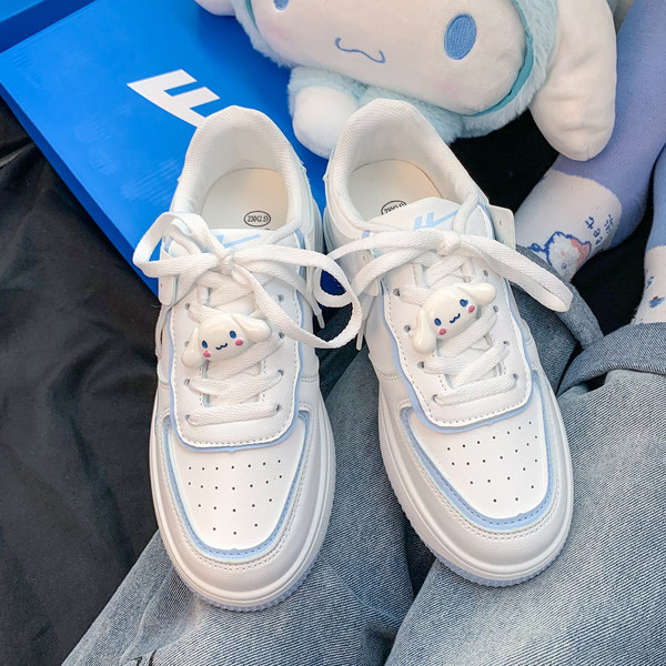 Σύγχρονα γυναικεία αθλητικά παπούτσια με κορδόνια και τρισδιάστατο στοιχείο