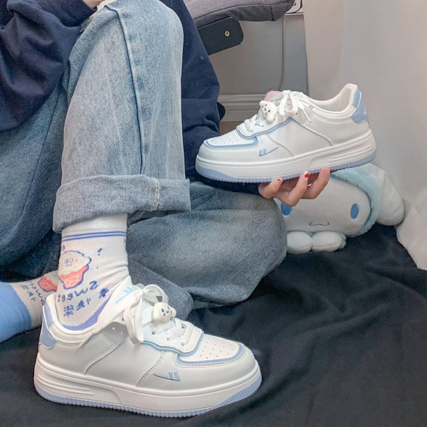 Σύγχρονα γυναικεία αθλητικά παπούτσια με κορδόνια και τρισδιάστατο στοιχείο