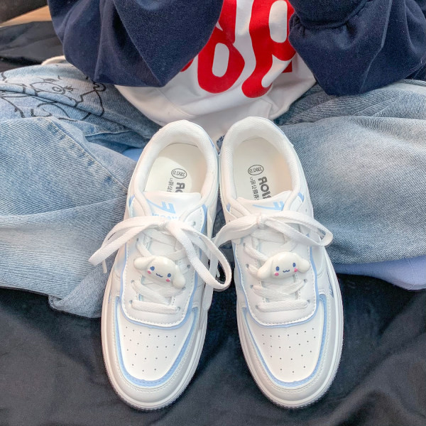 Σύγχρονα γυναικεία αθλητικά παπούτσια με κορδόνια και τρισδιάστατο στοιχείο