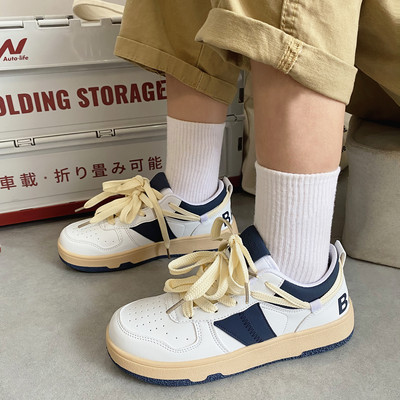 Γυναικεία αθλητικά παπούτσια  με επίπεδη σόλα και κορδόνια - δύο χρώματα