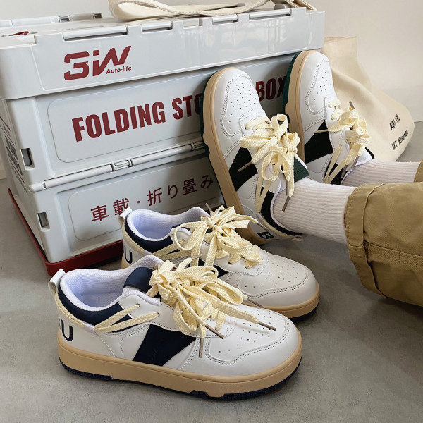 Γυναικεία αθλητικά παπούτσια  με επίπεδη σόλα και κορδόνια - δύο χρώματα