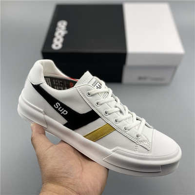 Adidași bărbați din piele cu aplicație