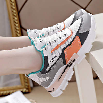 Γυναικεία αθλητικά παπούτσια και  επιγραφή και τραχιά σόλα