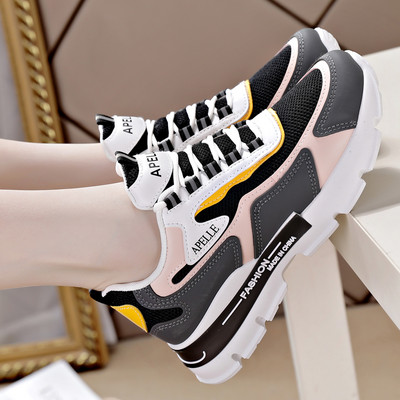 Γυναικεία αθλητικά παπούτσια και  επιγραφή και τραχιά σόλα