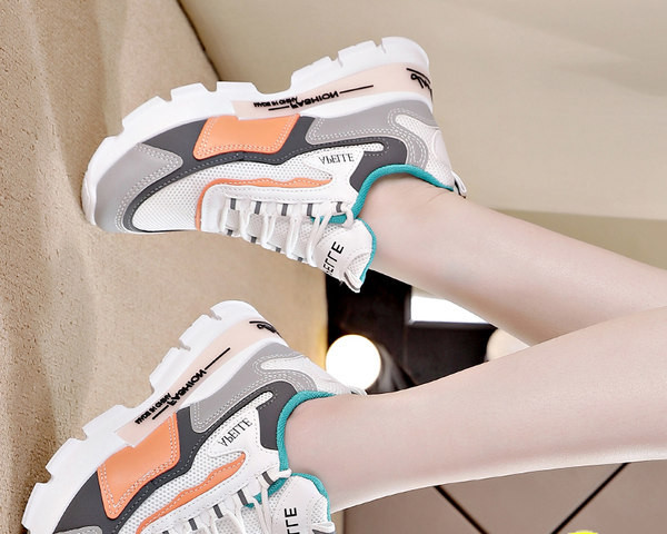 Γυναικεία αθλητικά παπούτσια και  επιγραφή και τραχιά σόλα