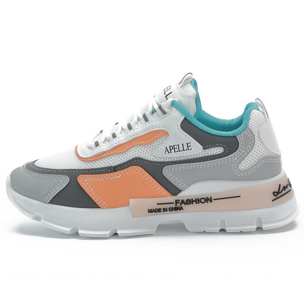 Γυναικεία αθλητικά παπούτσια και  επιγραφή και τραχιά σόλα