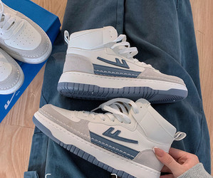 Γυναικεία πάνινα παπούτσια με επίπεδη σόλα και κορδόνια - λευκό και μπεζ