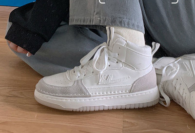 Γυναικεία πάνινα παπούτσια με επίπεδη σόλα και κορδόνια - λευκό και μπεζ