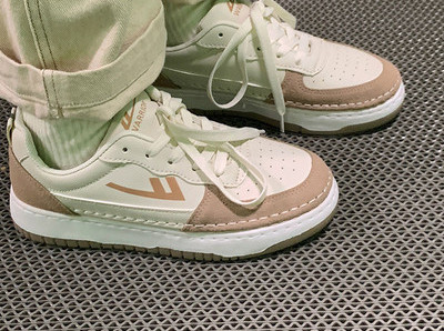 Γυναικεία πάνινα παπούτσια με επίπεδη σόλα και κορδόνια - λευκό και μπεζ