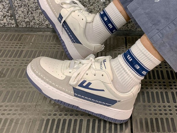 Γυναικεία πάνινα παπούτσια με επίπεδη σόλα και κορδόνια - λευκό και μπεζ