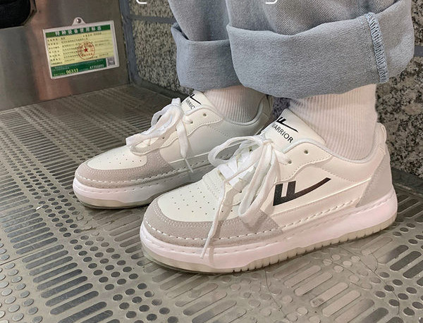 Γυναικεία πάνινα παπούτσια με επίπεδη σόλα και κορδόνια - λευκό και μπεζ