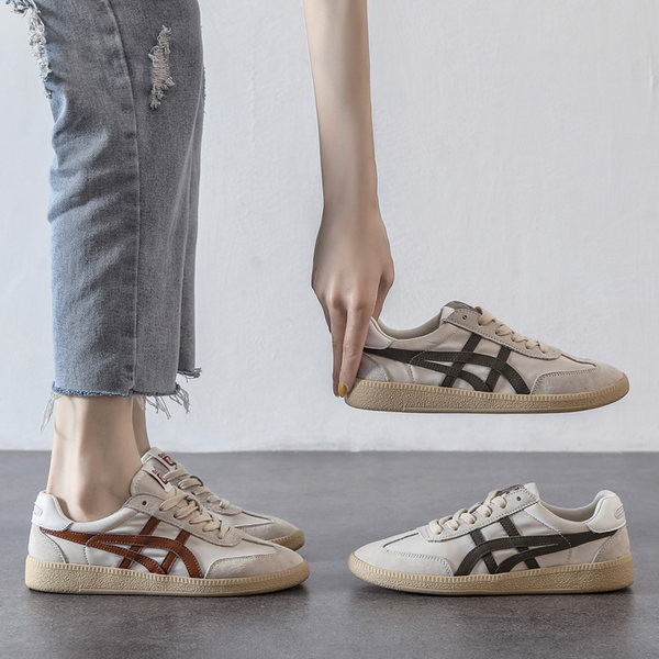 Νέο μοντέλο γυναικεία αθλητικά παπούτσια  με επίπεδη σόλα σε μπεζ χρώμα