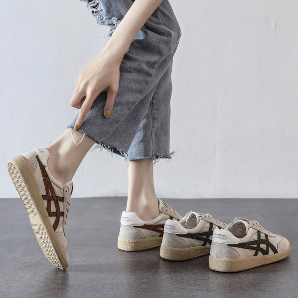 Νέο μοντέλο γυναικεία αθλητικά παπούτσια  με επίπεδη σόλα σε μπεζ χρώμα