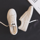 Casual γυναικεία αθλητικά παπούτσια από οικολογικό δέρμα με επίπεδη σόλα και επιγραφή