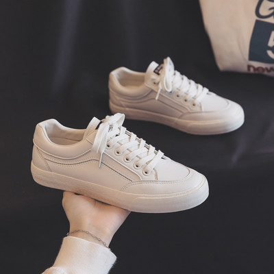 Casual γυναικεία αθλητικά παπούτσια από οικολογικό δέρμα με επίπεδη σόλα και επιγραφή