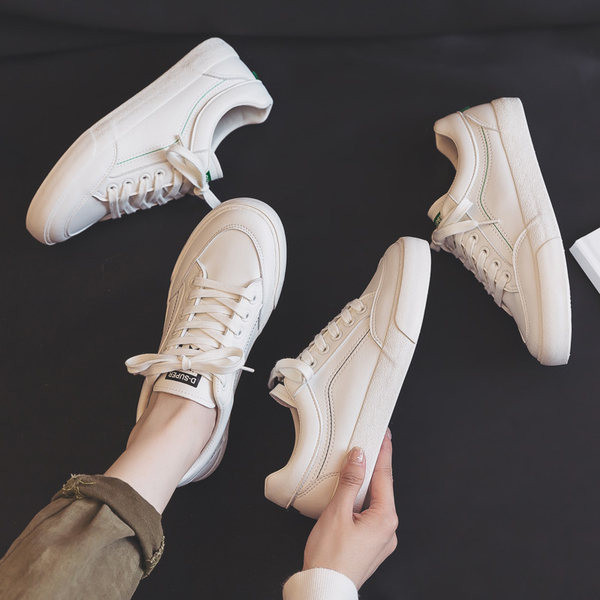 Casual γυναικεία αθλητικά παπούτσια από οικολογικό δέρμα με επίπεδη σόλα και επιγραφή