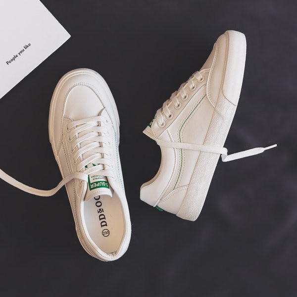 Casual γυναικεία αθλητικά παπούτσια από οικολογικό δέρμα με επίπεδη σόλα και επιγραφή