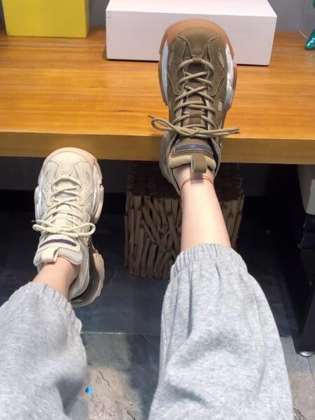 Γυναικεία αθλητικά παπούτσια από τεχνητό σουέντ